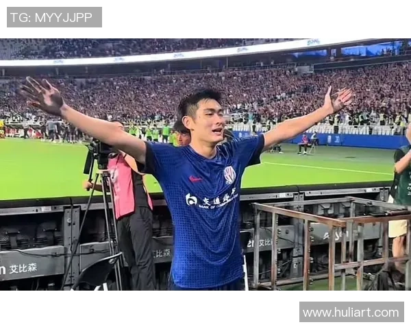 当足球球星在赛场上进球后张开双臂享受全场观众热烈欢呼时的激情瞬间 当足球球星在赛场上进球后张开双臂享受全场观众热烈欢呼时的激情瞬间