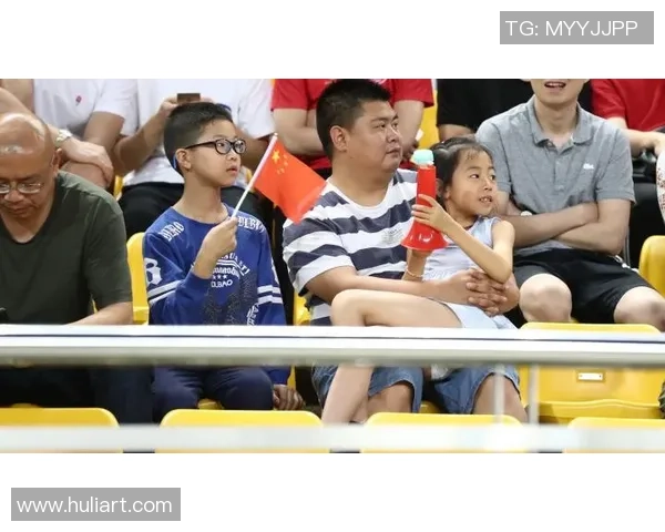 球星在绿茵场上遛娃瞬间温馨爆棚 父爱如山亲子互动引热议