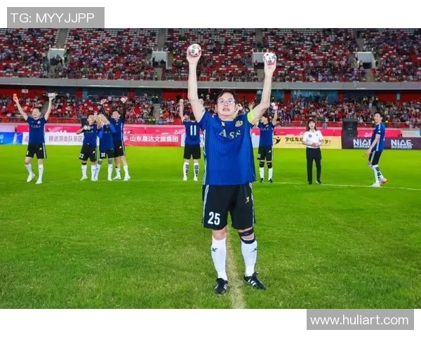 笑容定格在绿茵场上那一刻足球巨星真挚魅力尽情绽放